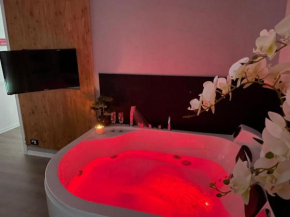 Lush Escape Suites - hottube and sauna